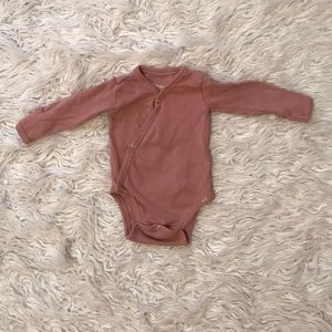 L’ovedbaby organic  mauve bodysuit